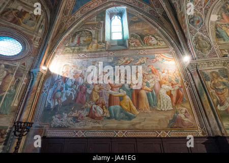 VOLTERRA, TOSCANA - 21 Maggio 2017 - Chiesa di San Francesco, la Cappella della Croce decorata in 1410 da Cenni di Ser Cenni da Firenze con il ciclo o Foto Stock