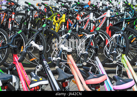 La Bielorussia Minsk - Aprile 12, 2017: il mercato delle biciclette. Molti a buon mercato biciclette. Moderno mountain bike nel negozio di articoli sportivi Foto Stock