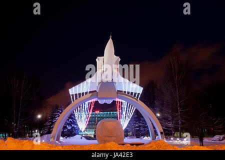 PERM, RUSSIA, gennaio 17.2016 monumento MiG sull'aumento "circa la OAO Perm Motors' decorata ghirlanda di Natale notte Foto Stock