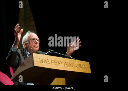 Noi senatore bernie sanders dando il 2017 eris hobsbawm lezione presso il festival di Fieno Hay-on-Wye powys wales uk Foto Stock