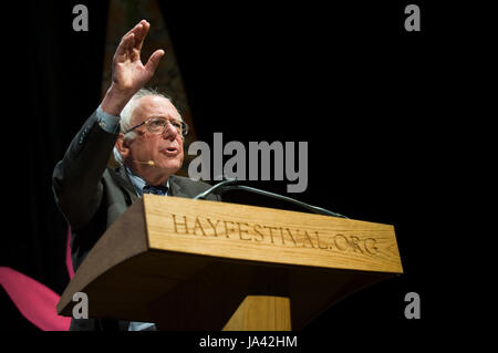 Noi senatore bernie sanders dando il 2017 eris hobsbawm lezione presso il festival di Fieno Hay-on-Wye powys wales uk Foto Stock