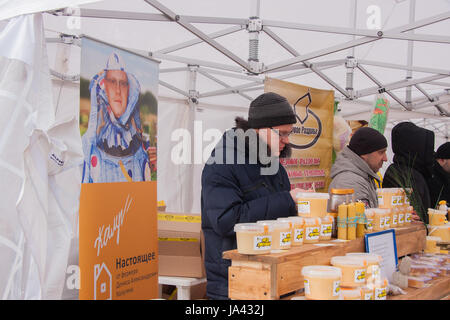 PERM, Russia - 13 Marzo 2016: commercio di miele presso la celebrazione del carnevale Foto Stock