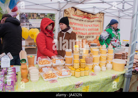 PERM, Russia - 13 Marzo 2016: commercio di miele presso la celebrazione del carnevale Foto Stock