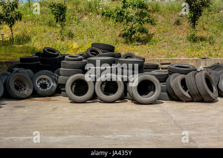 Pneumatici nuovi e usati Foto Stock