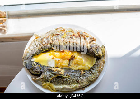 Pesci trote per cibo e roba di Lisbona Foto Stock