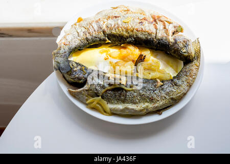 Pesci trote per cibo e roba di Lisbona Foto Stock