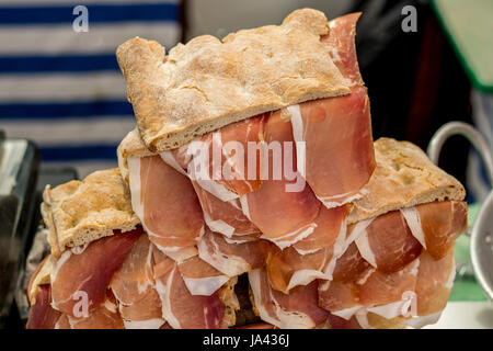 Porchetta e non ancora arrosto di maiale per cibo e roba di Lisbona Foto Stock