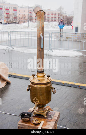 PERM, Russia - 13 Marzo 2016: samovar con tè caldo, celebrando Shrovetide Foto Stock