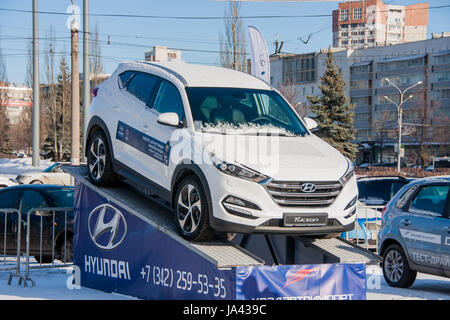 PERM, Russia - 13 Marzo 2016: auto sulla spianata, Via Lenin Foto Stock