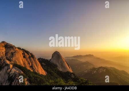 Baegundae montagne più alte al mattino Bukhansan a Seul, Corea del Sud,parco nazionale Foto Stock