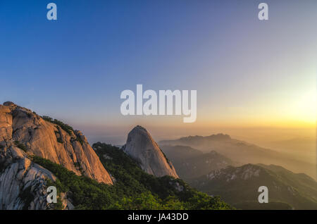 Baegundae montagne più alte al mattino Bukhansan a Seul, Corea del Sud,parco nazionale Foto Stock