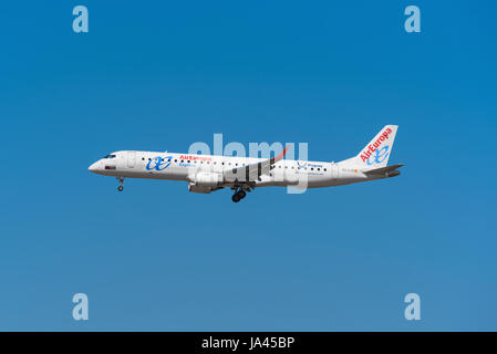 Madrid, Spagna - 22 Maggio 2017: Air Europa Embraer ERJ 195 LR è lo sbarco in aeroporto Barajas di Madrid il 22 maggio 2017. Air Europa è una spagnola airways Foto Stock