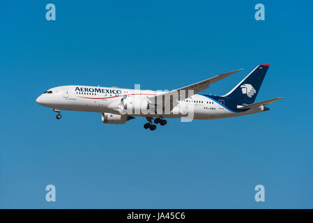 Madrid, Spagna - 22 Maggio 2017: Aero Messico Boeing 787 Dreamliner 8 è lo sbarco in aeroporto Barajas di Madrid il 22 maggio 2017. Aeromexico è la bandiera carrie Foto Stock