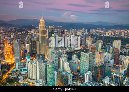 Kuala Lumpur. Immagine di paesaggio cittadino di Kuala Lumpur in Malesia durante il tramonto. Foto Stock