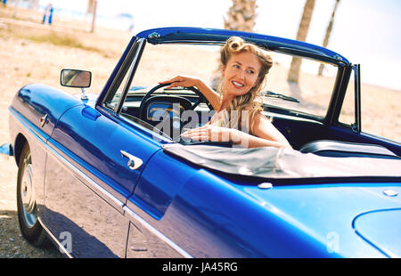 Bella donna seduta nel retro vettura cabriolet Foto Stock