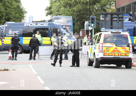Polizia armata al di fuori degli Emirati Old Trafford durante l'unico Amore Manchester concerto benefico per le vittime del Manchester Arena attacco terroristico al cricket ground in Greater Manchester. Foto Stock