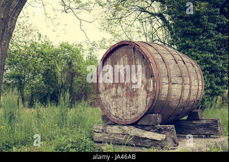Barile vecchio che indica l'inizio di una zona vitivinicola di eccellenti uve. Foto in stile vintage. Foto Stock