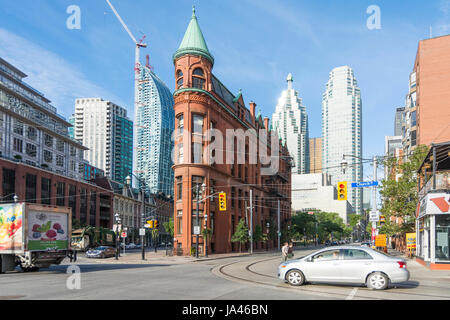 Toronto, Canada - 2 Agosto 2015: vista dell'edificio Gooderham (il Flatiron Building) nel centro cittadino di Toronto, con alcuni edifici moderni e grattacielo Foto Stock