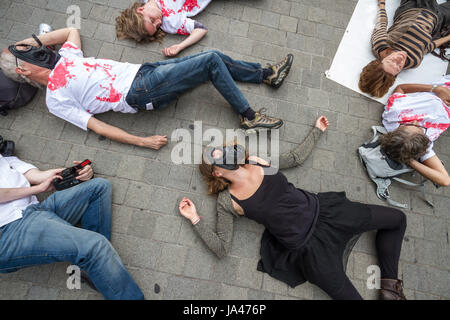 Stadio di manifestanti un 'die-NELL' protesta. Fermare i bracci fiera. Anti-guerra di manifestanti fuori gli edifici del Parlamento europeo a Londra, Regno Unito. Foto Stock