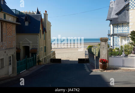 Trouville town, la vista di una piccola strada di fronte la spiaggia e il mare, Normandia, Francia Foto Stock