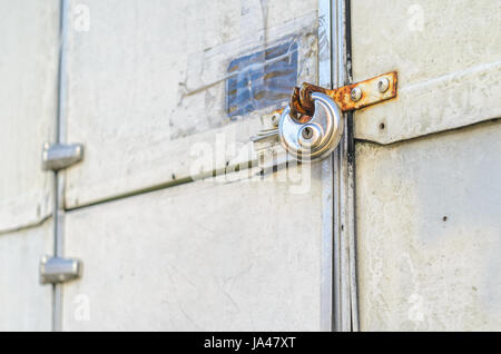 Vecchio chrome serratura sulla porta del vecchio rimorchio. Rusty porta di una casa su ruote Foto Stock