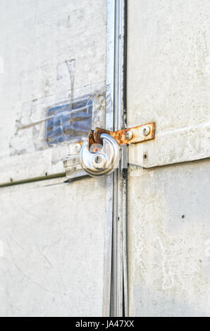 Vecchio chrome serratura sulla porta del vecchio rimorchio. Rusty porta di una casa su ruote Foto Stock