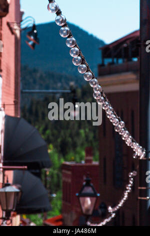 Stringa di lampadine decorare un american small town street in montagna Foto Stock