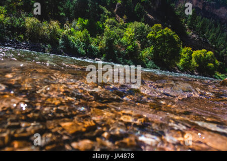 Fiume di montagna che scorre dolcemente Foto Stock