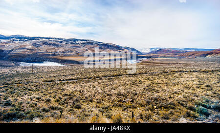 Montagne e Thompson River in una fredda giornata invernale da Juniper Spiaggia Parco Provinciale in Thompson River Valley tra Kamloops e Cache Creek Foto Stock