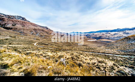 Montagne e Thompson River in una fredda giornata invernale da Juniper Spiaggia Parco Provinciale in Thompson River Valley tra Kamloops e Cache Creek Foto Stock