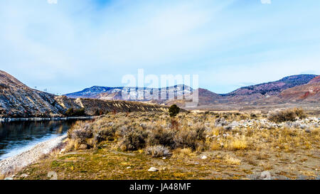 Montagne e Thompson River in una fredda giornata invernale da Juniper Spiaggia Parco Provinciale in Thompson River Valley tra Kamloops e Cache Creek Foto Stock