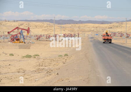 I martelli pneumatici di olio nello Xinjiang in Cina. Annuendo asini pompando olio Foto Stock