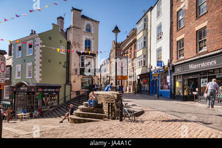 25 Maggio 2017: Durham City, England, Regno Unito - Saddler Street su una soleggiata mattina di primavera. Foto Stock