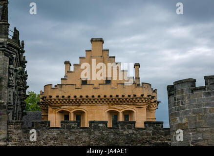 Calce giallo lavata Grande Sala e bastioni del castello con moody cielo grigio, il Castello di Stirling, Stirling, Scozia, Regno Unito Foto Stock