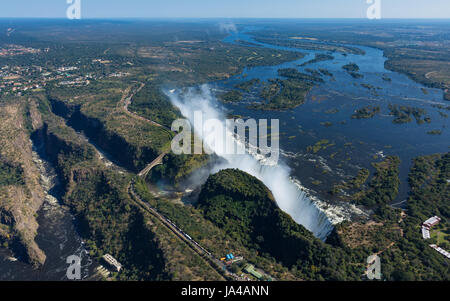 Vista della Victoria Falls nello Zimbabwe da un elicottero nel mese di maggio Foto Stock