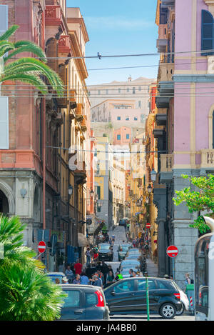 Cagliari Sardegna old town, vista di una strada che porta da Via Roma verso il quartiere di Castello di Cagliari, Sardegna Foto Stock