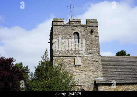 La torre della chiesa di San Giovanni Battista a Stokesay castle,Shropshire,l'Inghilterra, Regno Unito. Foto Stock