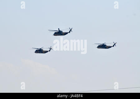 Una formazione di tre forza aerea israeliana Sikorsky CH-53 elicotteri in volo sulla Baia di Haifa zona industriale Foto Stock