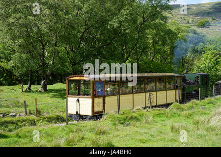 Treno a vapore sul Snowdon Mountain Railway, Gwynedd, Galles del Nord, Regno Unito. Foto Stock