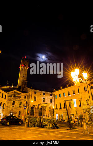 La torre e la piccola piazza nella città di notte Foto Stock