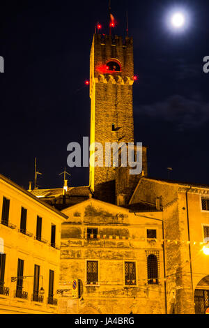 Torre nel centro della città di notte Foto Stock