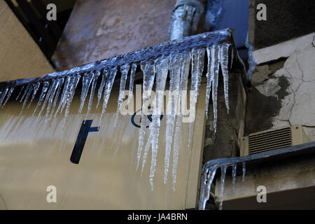 I cristalli di ghiaccio formato su un edificio in inverno. Fotografato a Bucarest, Romania Foto Stock