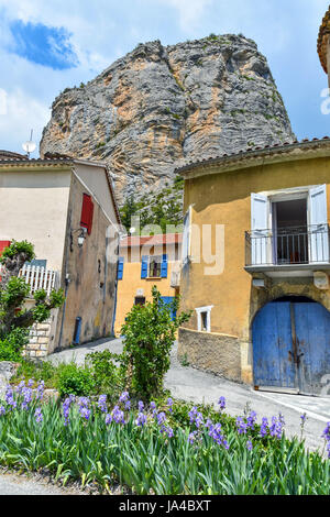 Le vecchie case con scogliere dietro, Orpierre, Francia Foto Stock