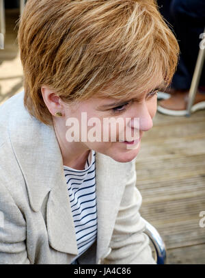 Ritratto di Nicola storione, del Primo ministro di Scozia si unisce SNP candidato McCallan Mairi sul sentiero di campagna a Biggar, South Lanarkshire. Foto Stock