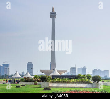 Il monumento nazionale a Giacarta, capitale dell'Indonesia, che si trova su un isola di nome Java Foto Stock