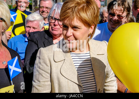 Nicola storione, del Primo ministro di Scozia si unisce SNP candidato McCallan Mairi sul sentiero di campagna a Biggar, South Lanarkshire. Foto Stock