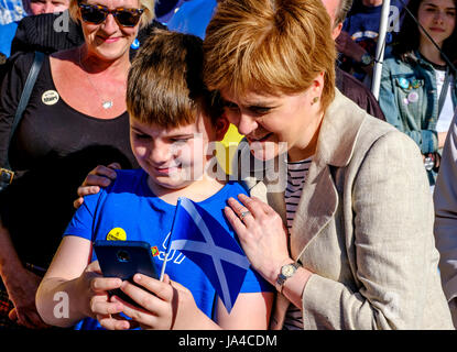 Nicola storione, del Primo ministro di Scozia si unisce SNP candidato McCallan Mairi sul sentiero di campagna a Biggar, South Lanarkshire. Foto Stock