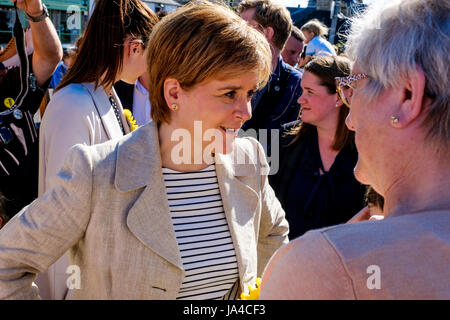 Nicola storione, del Primo ministro di Scozia si unisce SNP candidato McCallan Mairi sul sentiero di campagna a Biggar, South Lanarkshire. Foto Stock