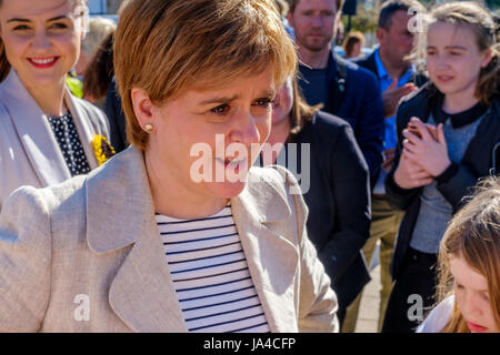 Nicola storione, del Primo ministro di Scozia si unisce SNP candidato McCallan Mairi sul sentiero di campagna a Biggar, South Lanarkshire. Foto Stock