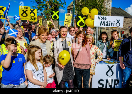 Nicola storione, del Primo ministro di Scozia si unisce SNP candidato McCallan Mairi sul sentiero di campagna a Biggar, South Lanarkshire. Foto Stock